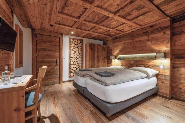 Standard Double Room, 1 Queen Bed, Private Bathroom, Mountain View