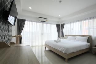 ลิฟวิง บาย เกรซ (Living by Grace)0