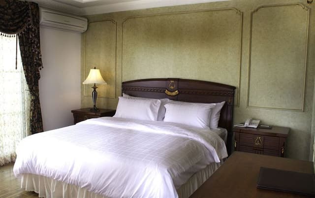 Four Seasons Suite