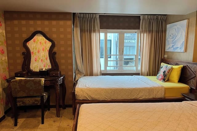 CORNER SUITE 2 (FAMILY ROOM)