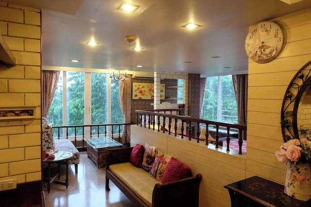 CORNER SUITE 1 (EXECUTIVE ROOM)