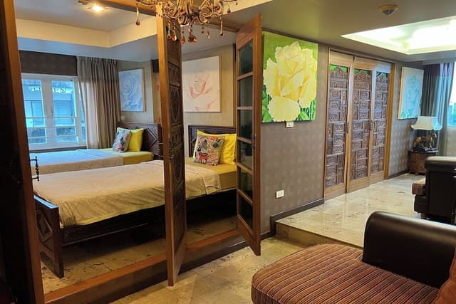 CORNER SUITE 2 (FAMILY ROOM)
