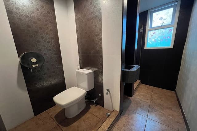 CORNER SUITE 2 (FAMILY ROOM)