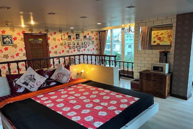 CORNER SUITE 1 (EXECUTIVE ROOM)