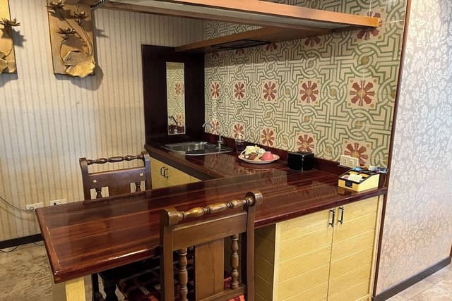 CORNER SUITE 1 (EXECUTIVE ROOM)