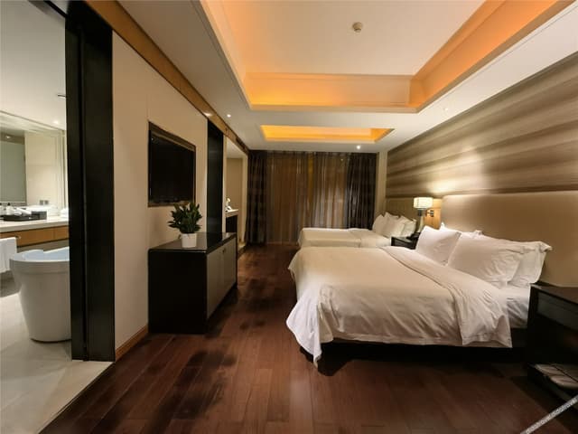 Elegant Serene Suite (Two Double Beds)