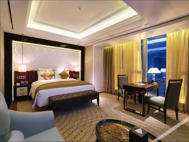Premier Queen Room