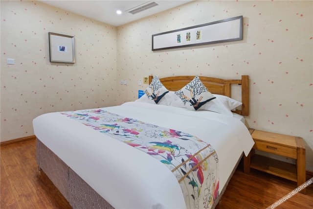 Business Queen Room