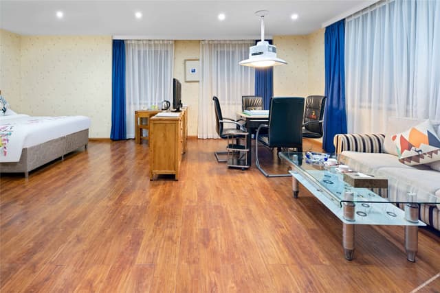 Business Queen Room