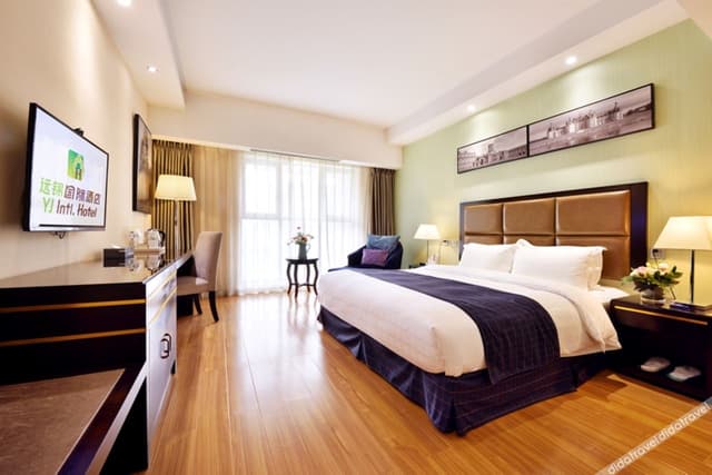 Deluxe Queen Room