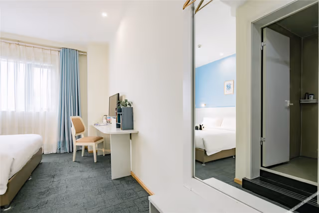 Business Queen Room