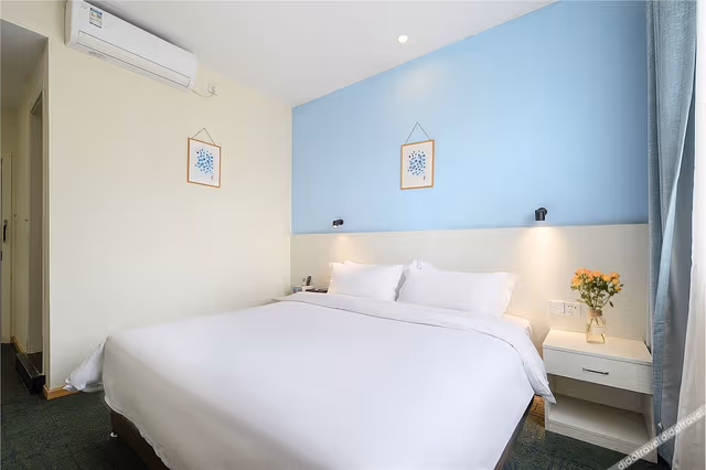 Business Queen Room