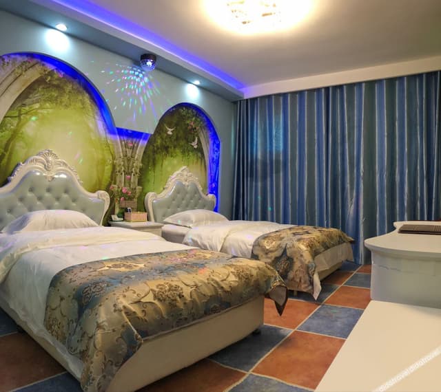 Deluxe Theme Twin Room