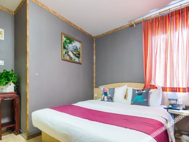 Business room with queen bed