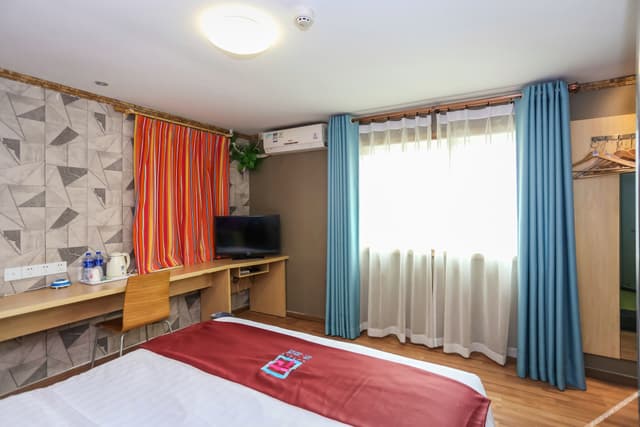Business room with queen bed