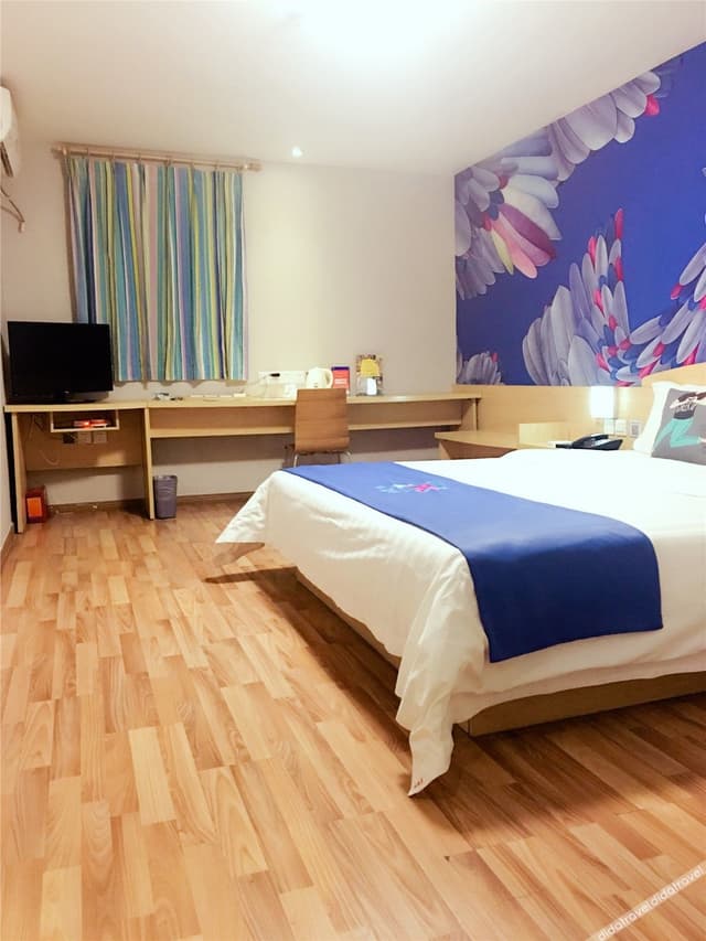 Business room with queen bed