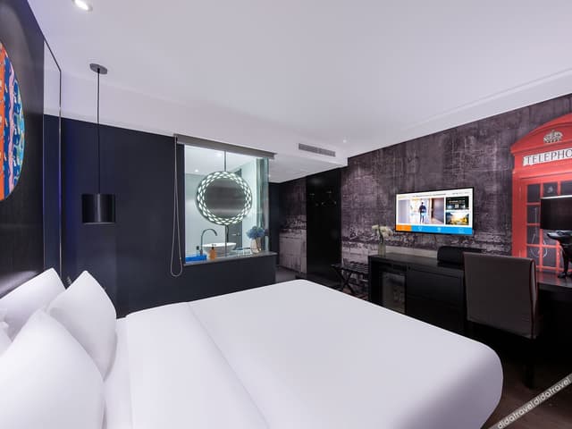 Business Queen Room