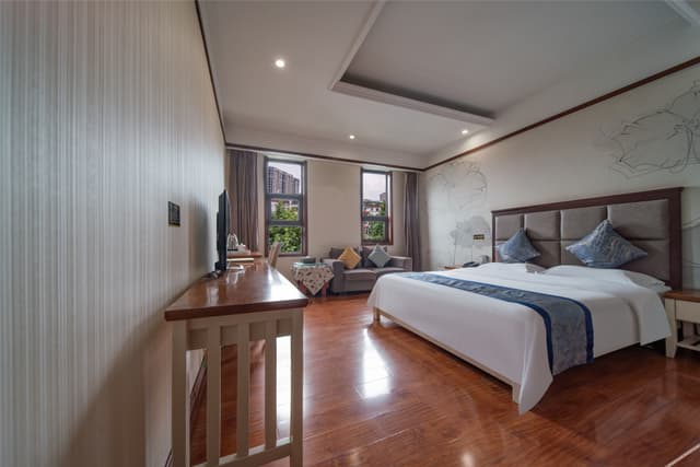 Garden Queen Room