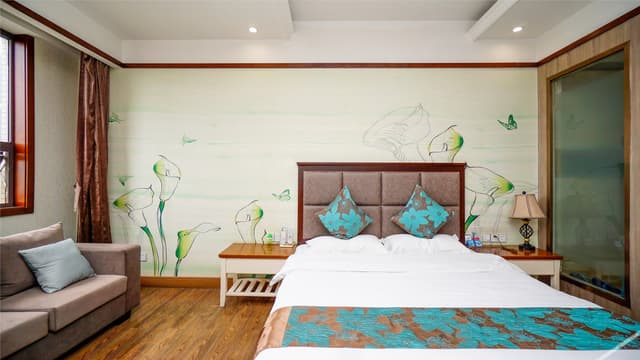 Garden Queen Room
