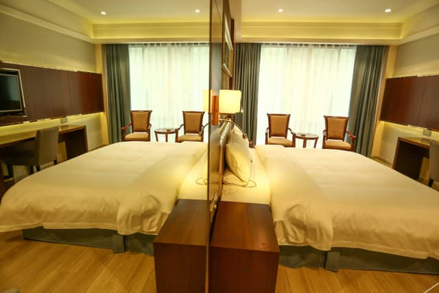 Business Queen Room