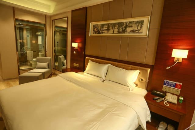 Business Queen Room