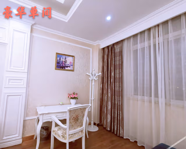 Deluxe Boutique Queen Room