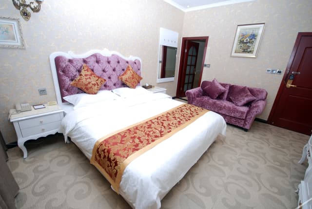 Deluxe Continental-style Queen Room
