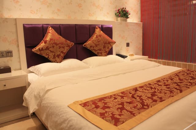 Deluxe Continental-style Queen Room