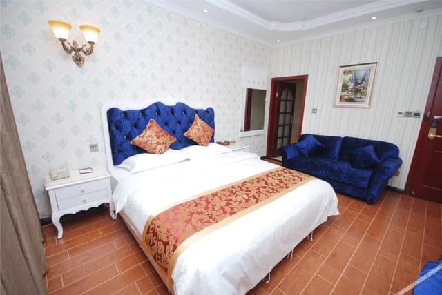 Deluxe Continental-style Queen Room