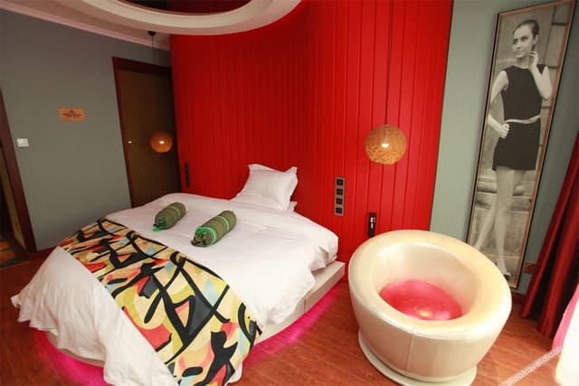 Romantic Round-bed Room