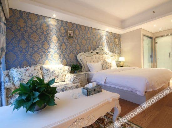Featured Queen Room