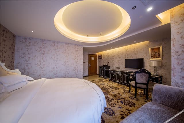 Panoramic Round-bed Room