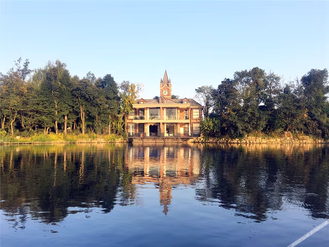 Lake-view Villa
