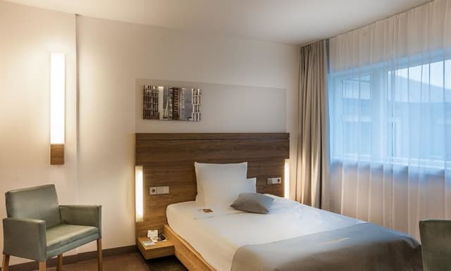 Standard Room (Queen-size bed)