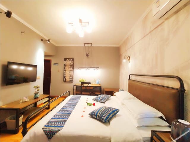 Guestroom (Queen bed)