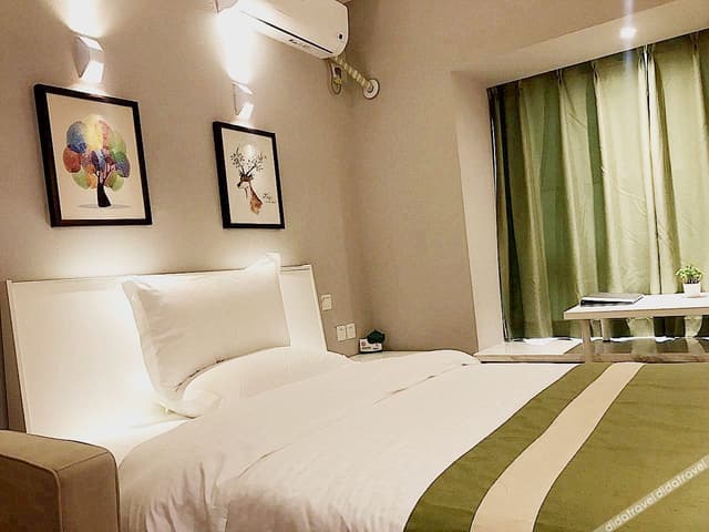 Comfy Romantic Queen Room