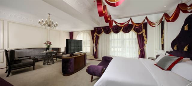 Deluxe Room (Queen bed)