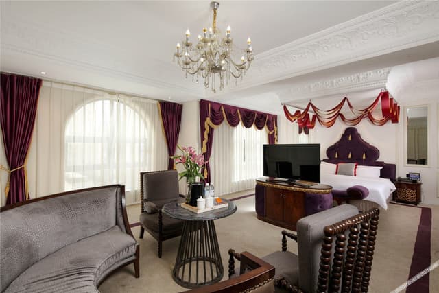 Deluxe Room (Queen bed)