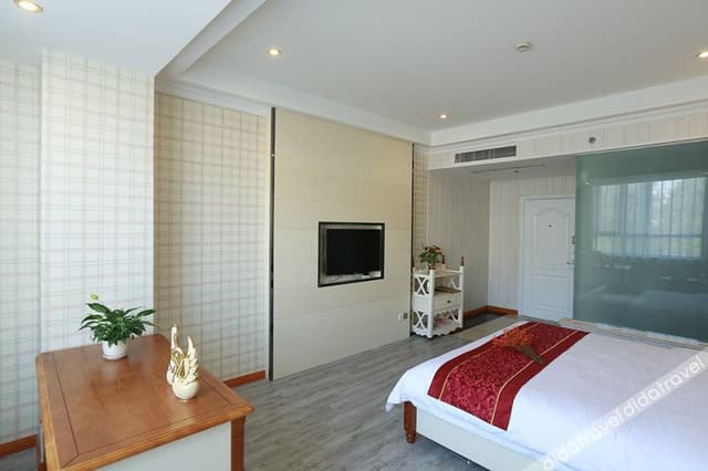 Modern Room (Queen bed)