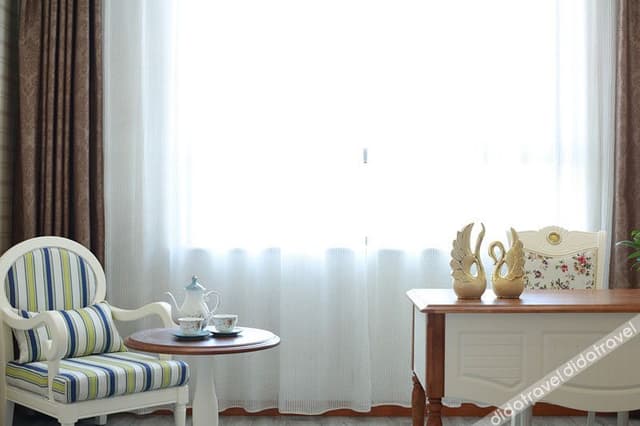 Modern Room (Queen bed)