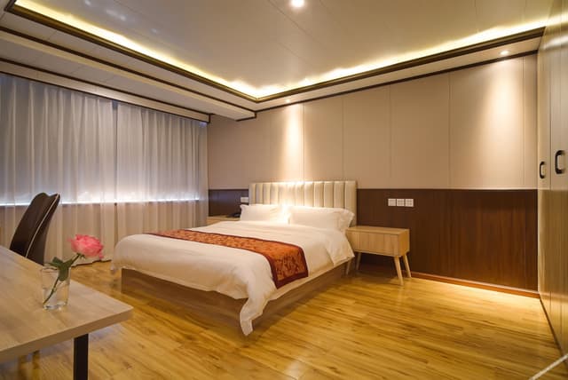 Deluxe Business Suite