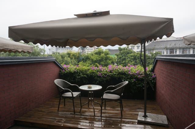 Garden Queen Room