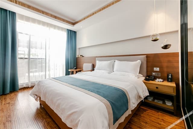 Garden Queen Room