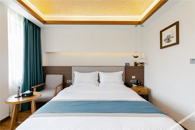 Panoramic Queen Room