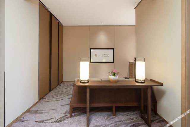 Deluxe King-bed Room