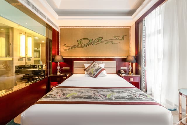 Courtyard Queen Room
