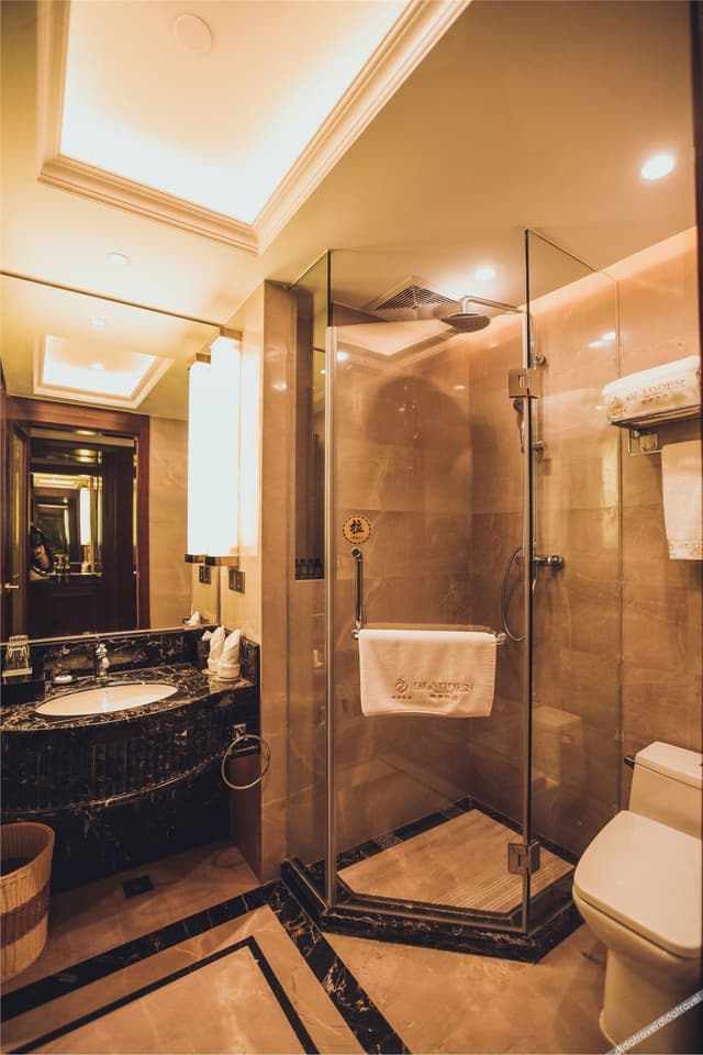Courtyard Queen Room