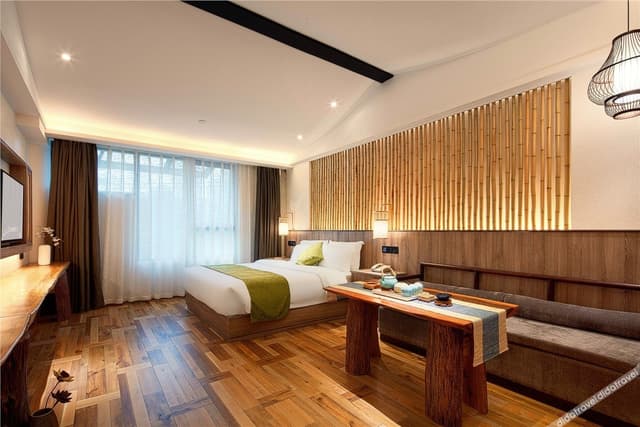 Guestroom - Double Occupancy (Queen bed)
