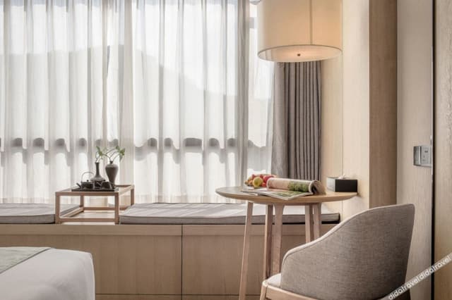 Mountain-View Single Bedroom