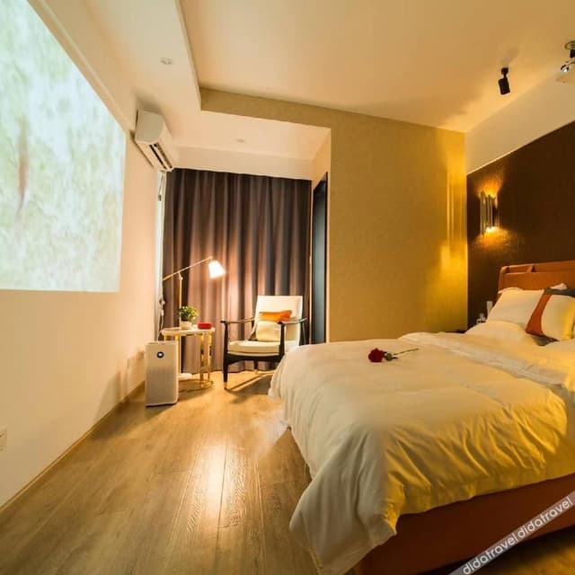 Featured Room (Queen bed)